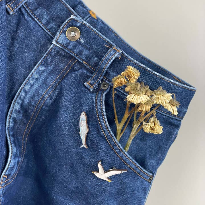 Paar broches: zeemeeuw en sardine voor wholesale door Poppin' Tags Design