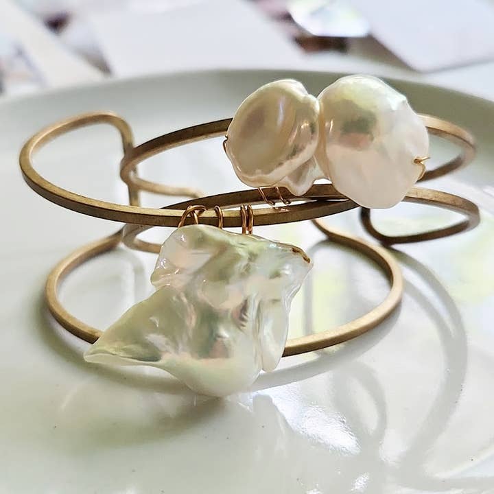 Sara Sela Jewelry - Wholesale Cuff Bracelet - Bold Natural Baroque Pearl Wrapped Brass Cuff Bracelet2