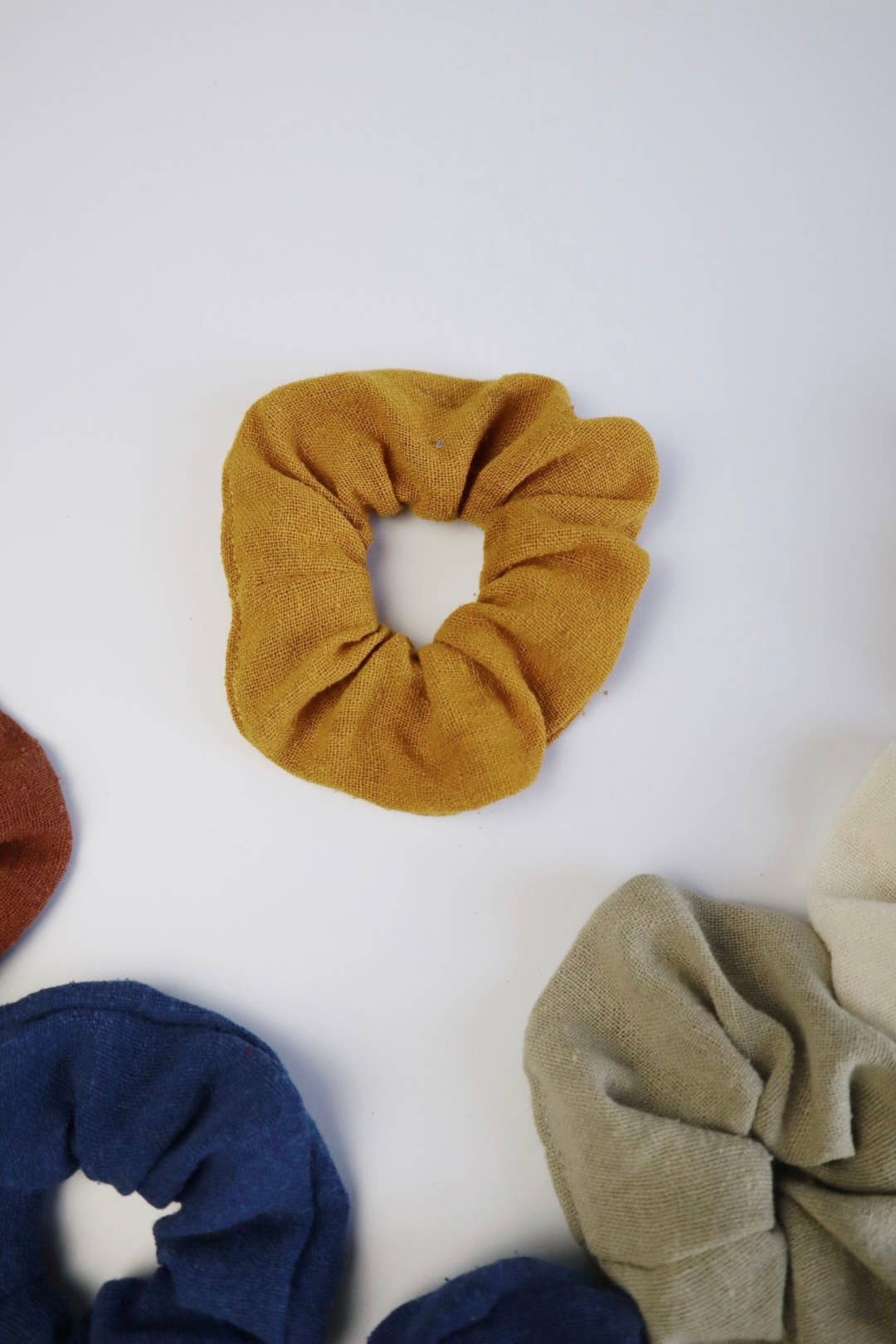 Eco Raw Studio – wholesale Scrunchie - Dam – Hårsnoddar i råsilke med naturlig färgning14
