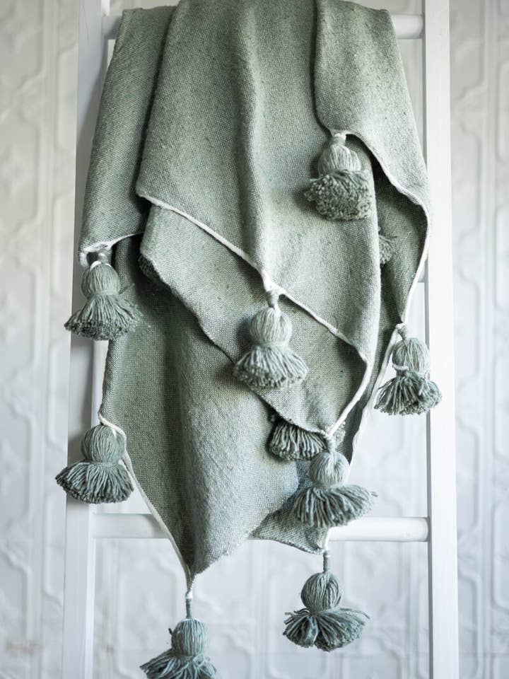 Manta marroquí con pompones, color verde salvia para venta al por mayor de Ouive