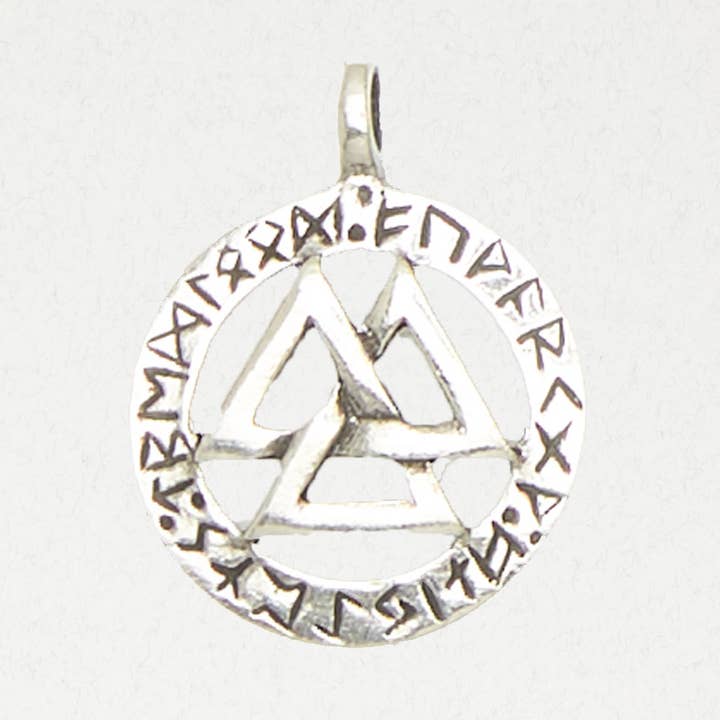 Collier Pendentif en Étain Nordique – Nœud Valknut pour la vente par Nirvana LLC