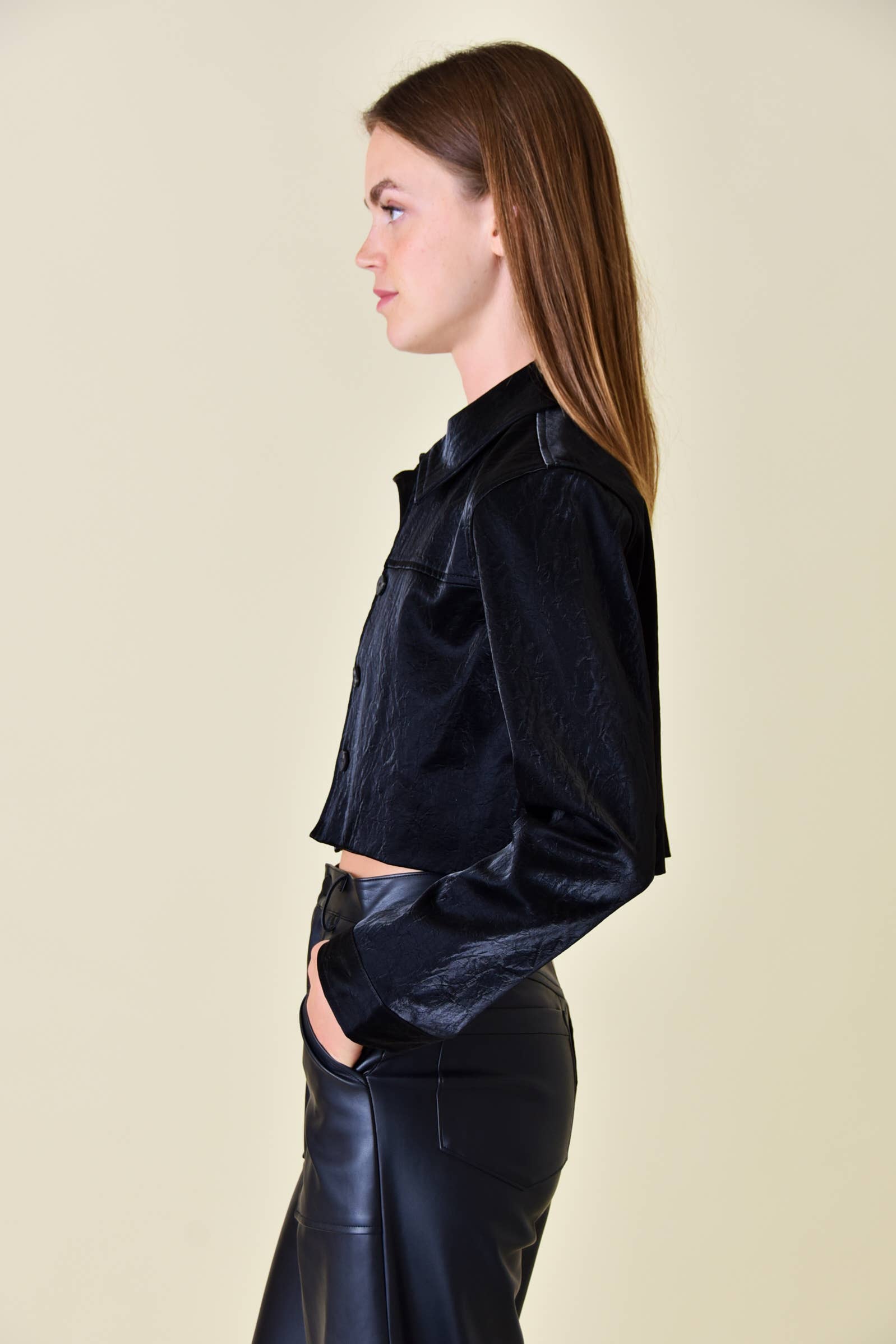 Zwart HALFKORT JACK VAN VEGANISTISCH LEER MET KNOOPSLUITING - OI6010FO voor groothandel op Faire6