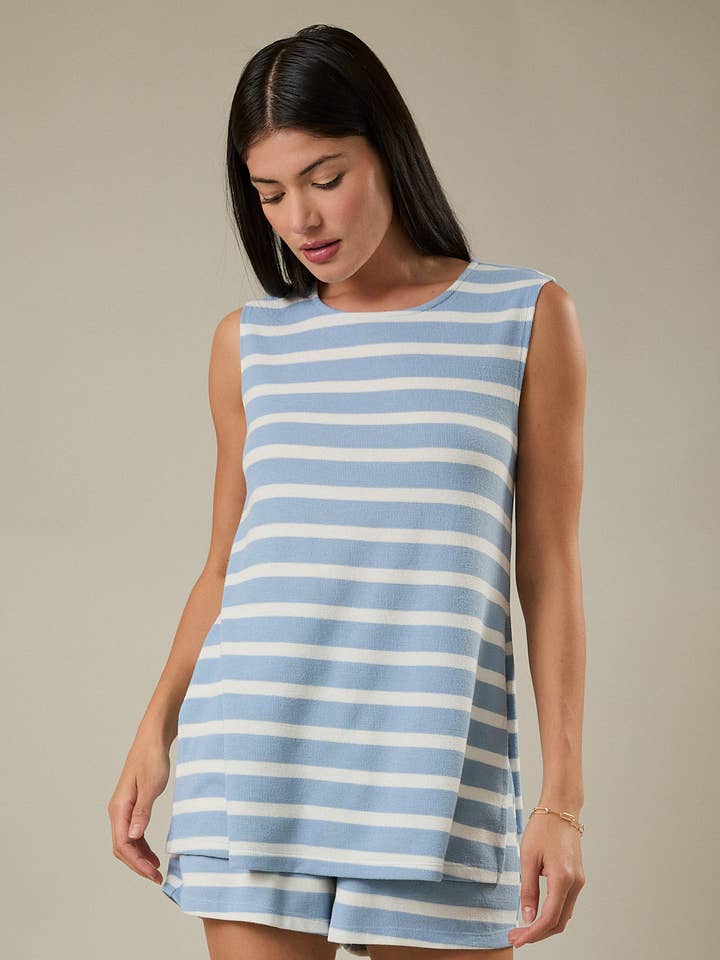 HAUT TUNIQUE À FENTE LATÉRALE ET SHORT À TAILLE HAUTE AVEC POCHE LATÉRALE ÉLASTIQUE pour la vente par GILLI