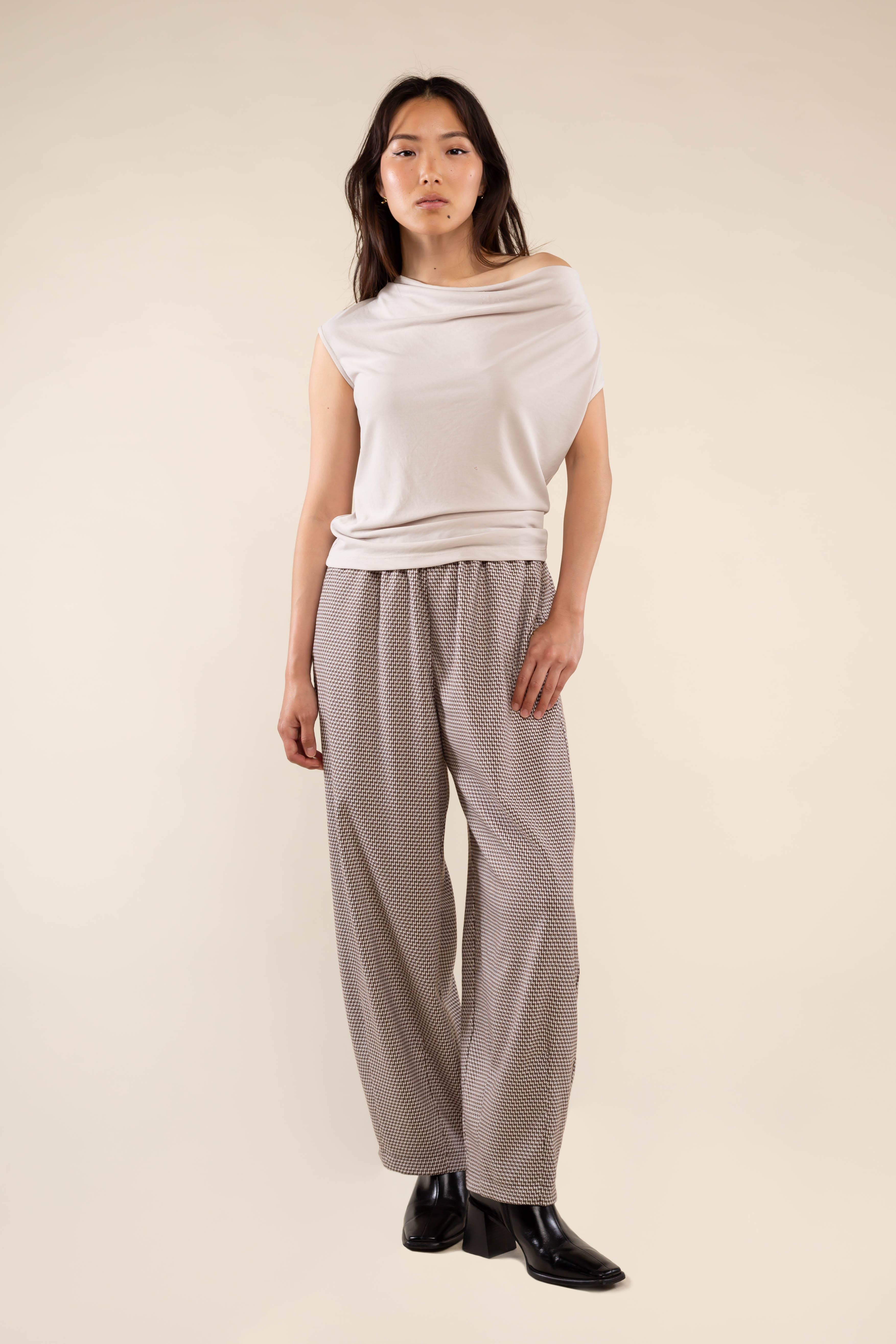 NLT – Großhandel Strickoberteil – Damen – Sato Cupro Top mit Wasserfallausschnitt und schulterfreiem Design7