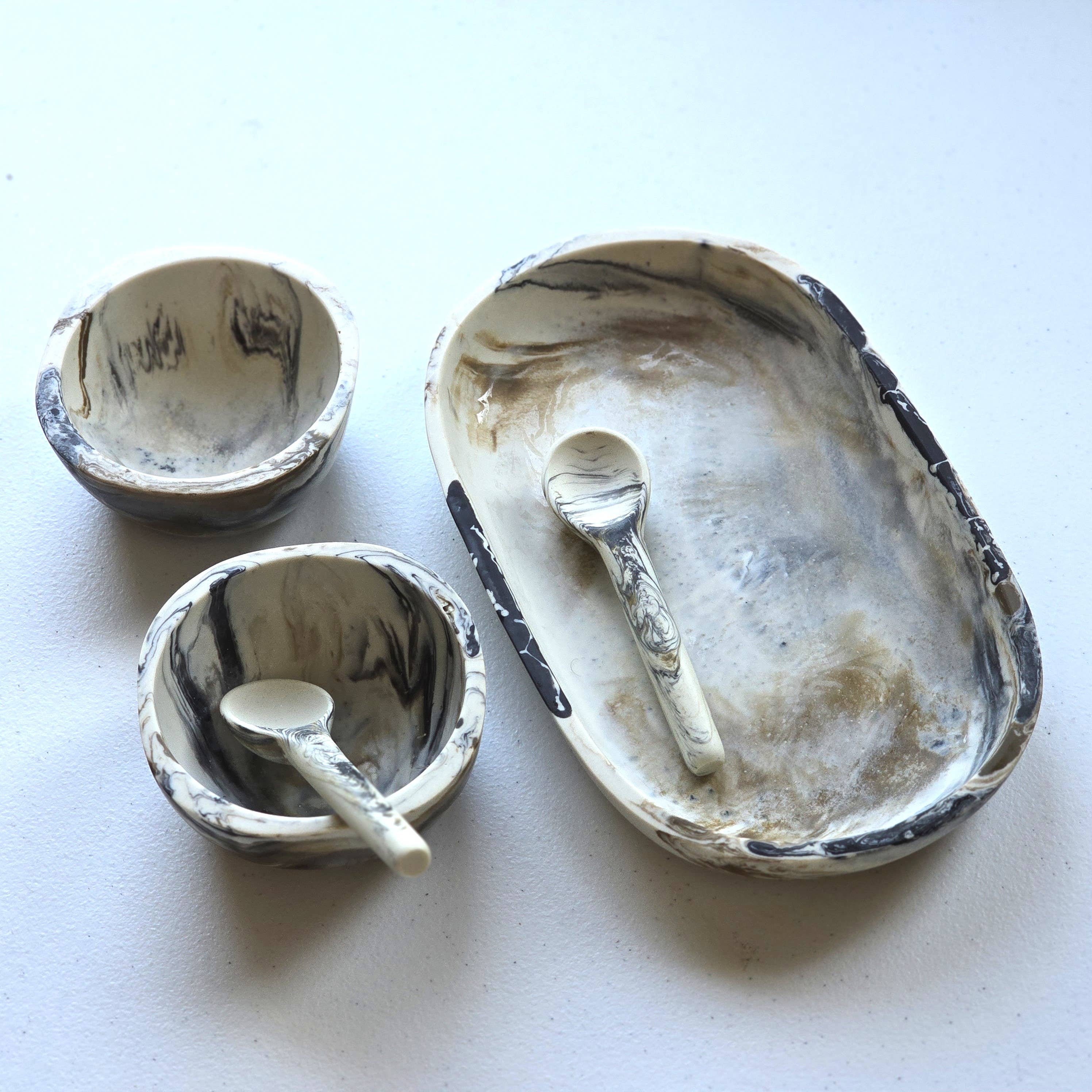 Gibb & Daan – Engroshandel Serveringsbakke – Lille serveringsbakke med 2 skåle og skeer - Håndhældt harpiks33