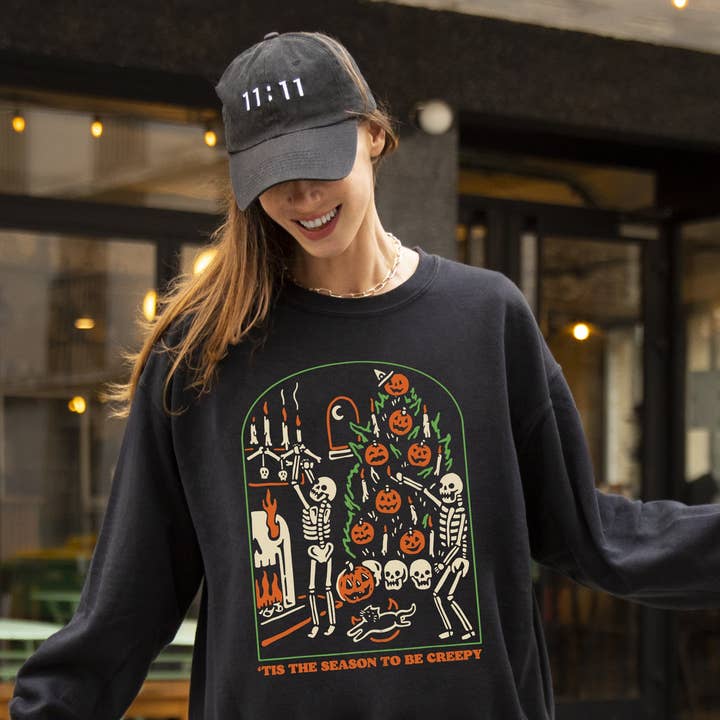 Det är säsongen att vara läskig, skelett, Halloween-tröja för wholesale av Refinery Number One LLC