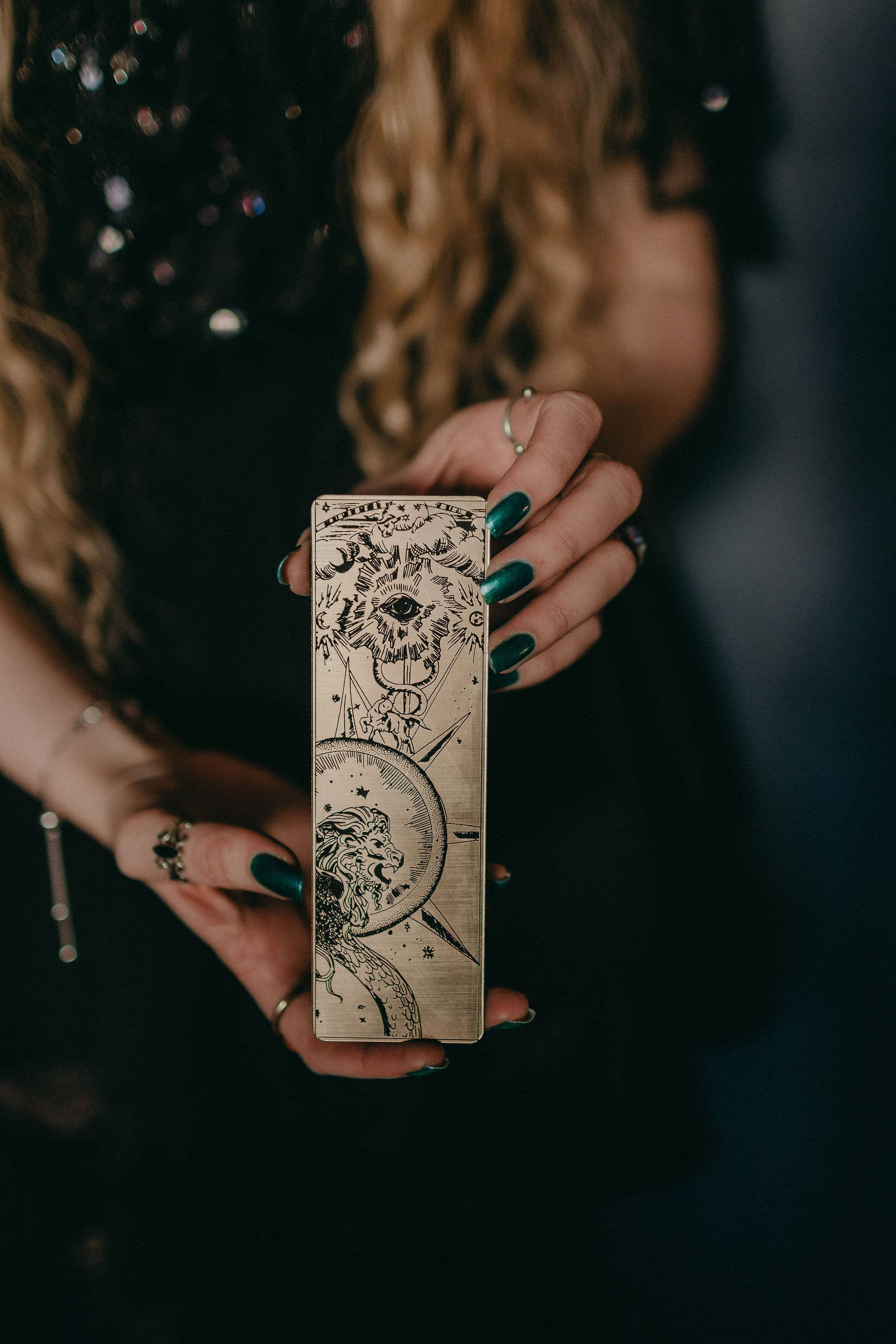 Suzanne Oddy Design Limited – Großhandel Lesezeichen – Lesezeichen mit Hexen-Motiv aus gebürstetem Gold-Acryl2