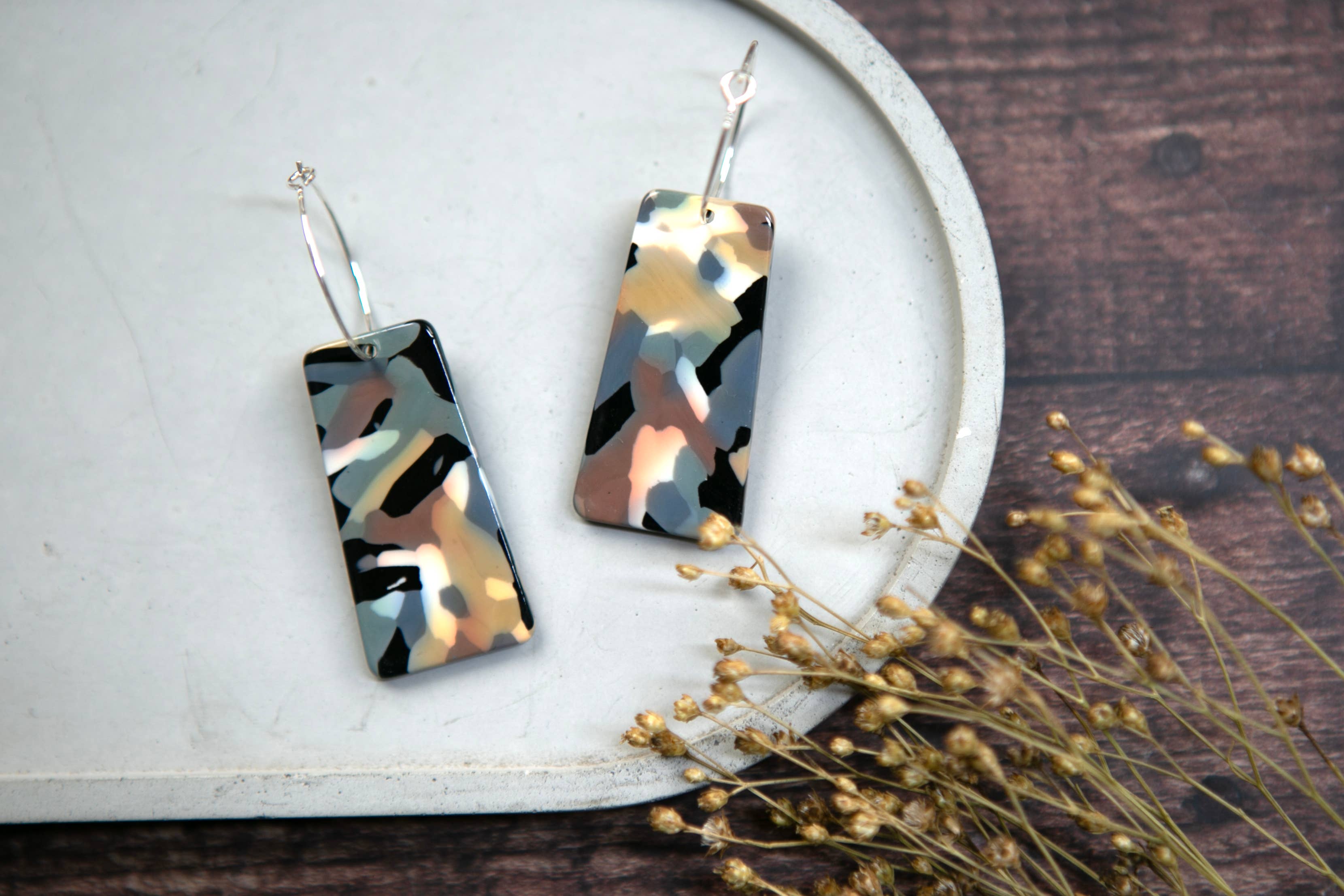 The Old Farmhouse Jewellery - Vendita all'ingrosso Orecchini pendenti - Cerchi rettangolari in argento Sterling acrilico, design accattivante2