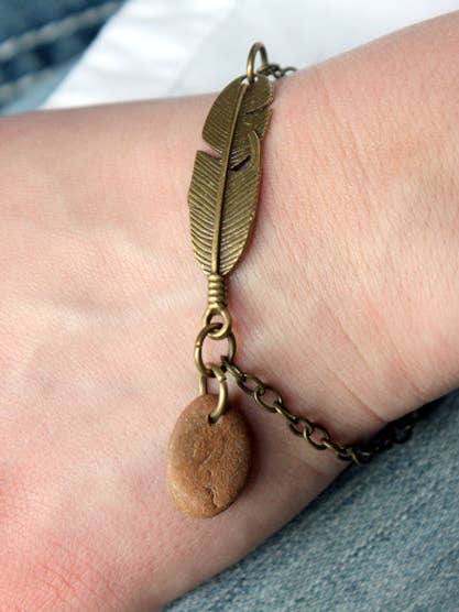 Bracciale Pietra + Piuma Curva per la vendita all'ingrosso da parte di Tumbled Earth Inc.