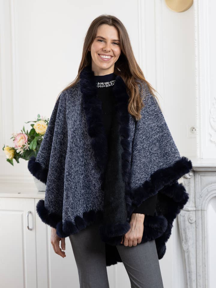 P-3 Öppen poncho i fuskpälsfoder för wholesale av LINETA