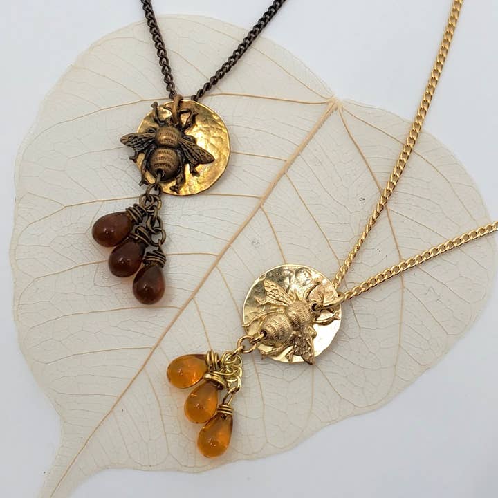 Collier BEE Sun et goutte de miel dorée sur une chaîne en laiton de 18 pouces pour la vente par Terra Tokens