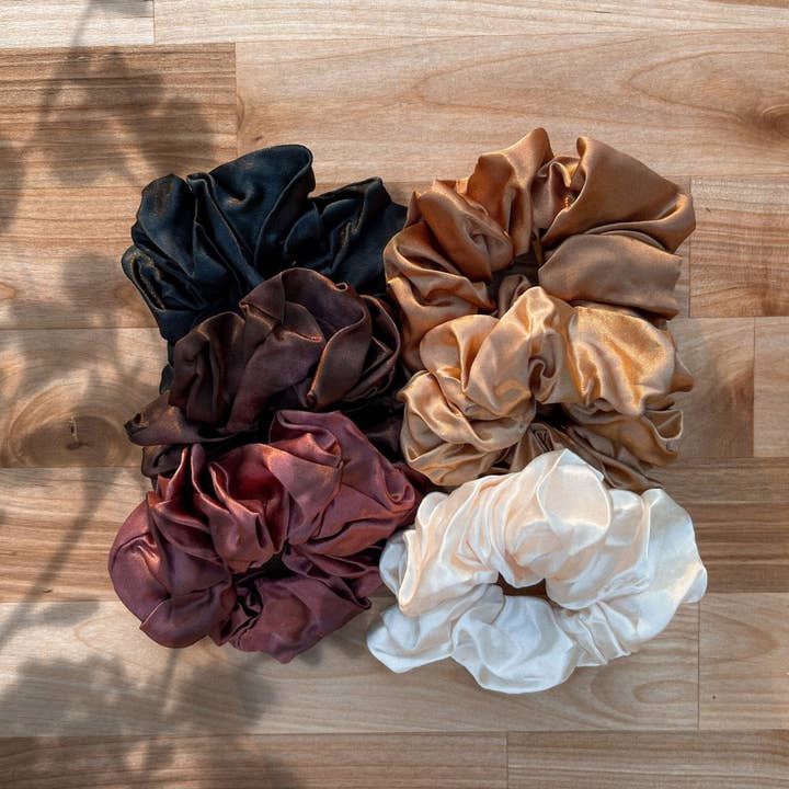 Confezione di elastici in raso | Scrunchies in raso neutro | Scrunchies nei toni della terra | Scrunchies di seta per la vendita all'ingrosso da parte di Normanco