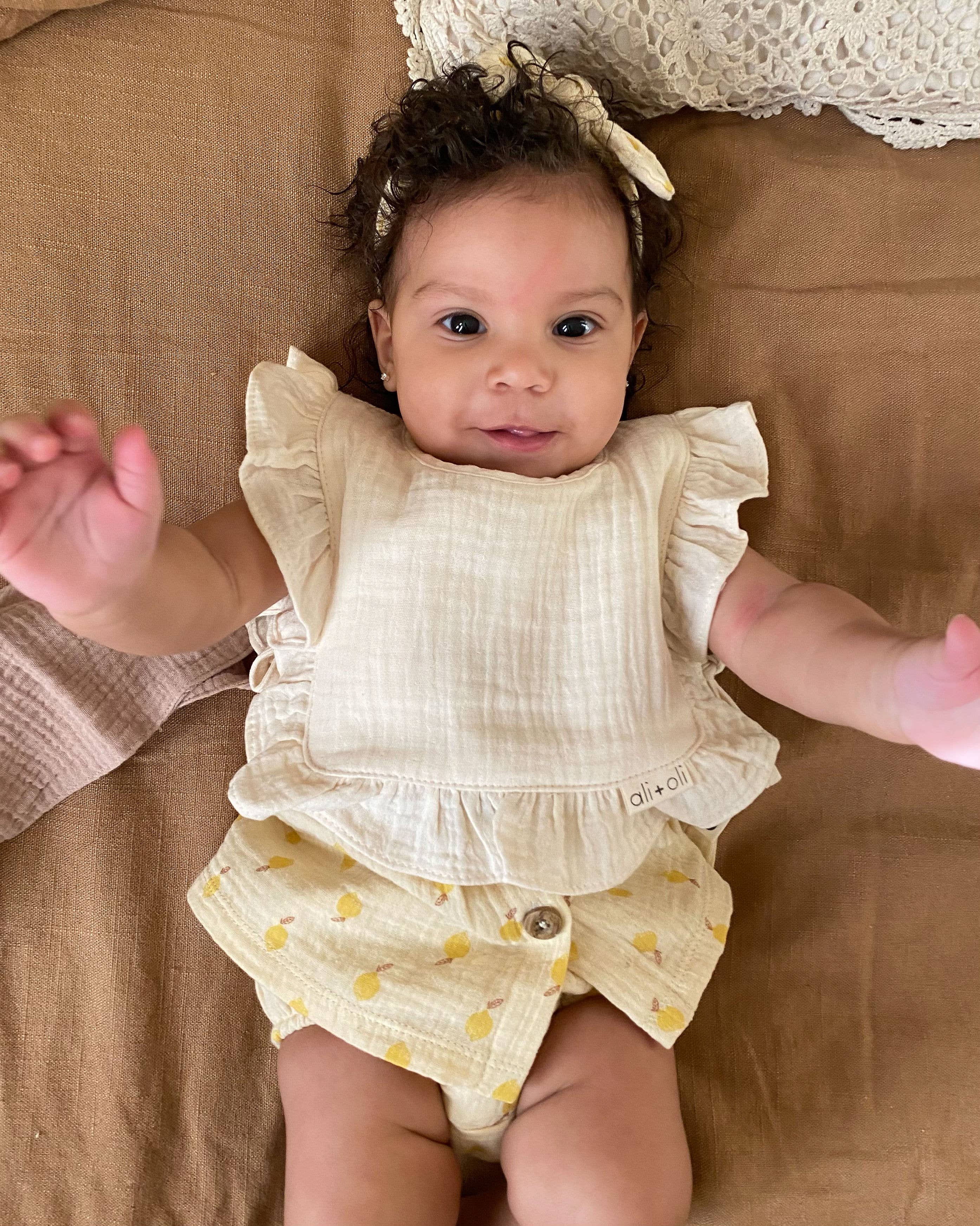 Ali+Oli - Wholesale Babyslabbetje - baby's - Babyslabbetje van mousseline katoen met ruches (ivoor)5