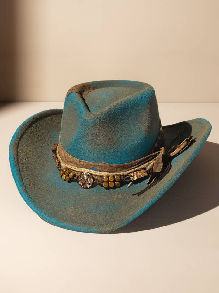 Vintage formbarer Cowgirl-Hut, Feder & abgenutztes Band für den Großhandel von Urbanista