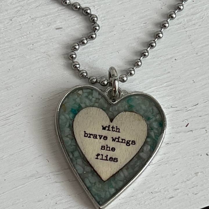 UnfiniSHEd – wholesale Hänge-/berlockhalsband – Brave Wings Krossad Amazonit Hjärta Hängsmycke Halsband2