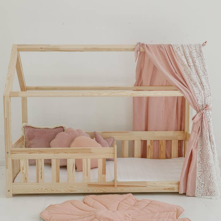 Moi Mili - Vente Ciel de lit – enfant et bébé - Baldaquin Boho « Pink » en mousseline avec dentelle sur le lit1