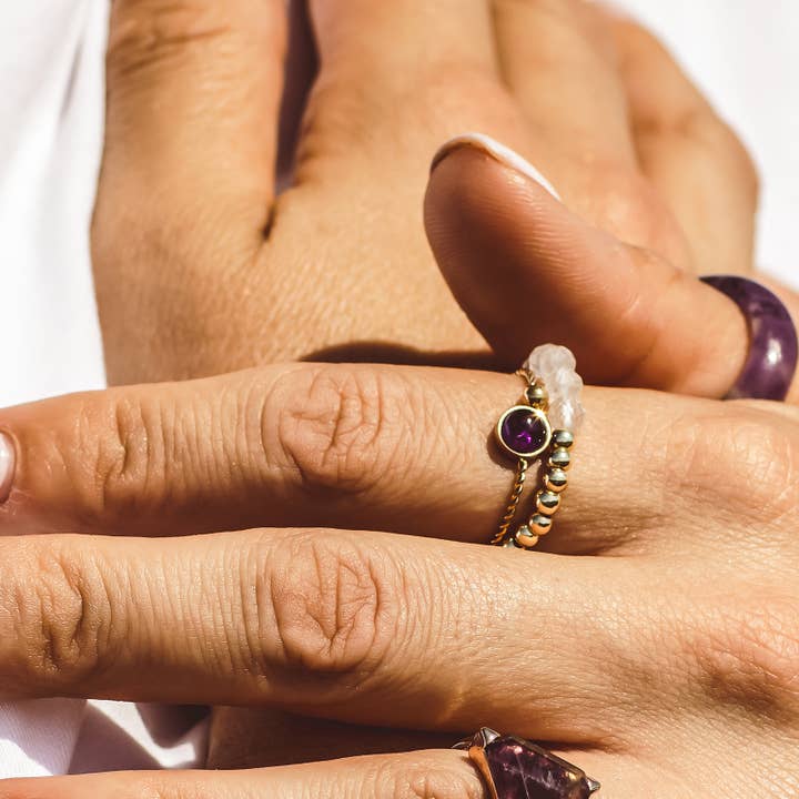 Anillo ajustable chapado en oro de 18 quilates con amatista para venta al por mayor de Mindful Living Co.