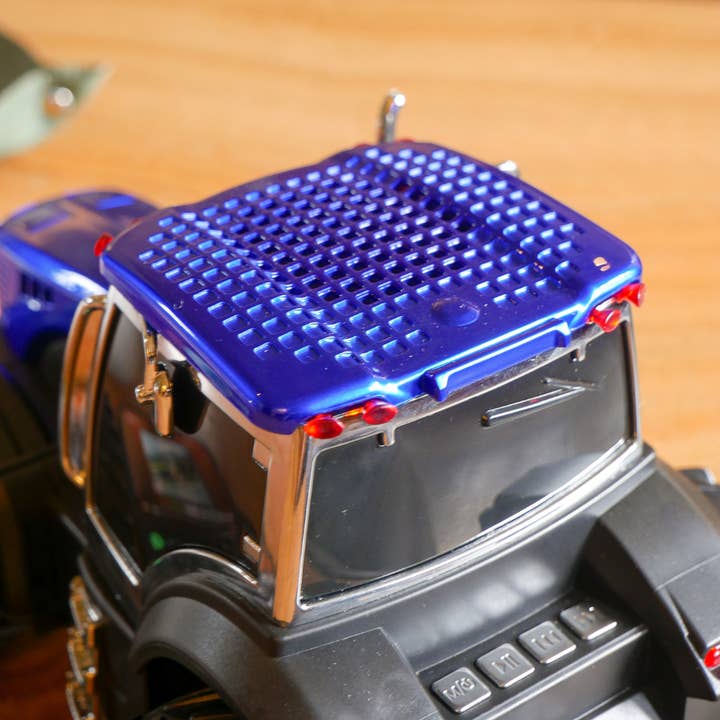 Steepletone UK Ltd - Wholesale Speakers - Tractor Bluetooth Speaker & Fm Radio with colour headlights!4