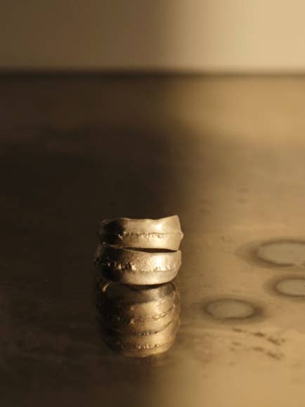 Boucles d'oreilles en sable moulé pour la vente par Musa Mundi