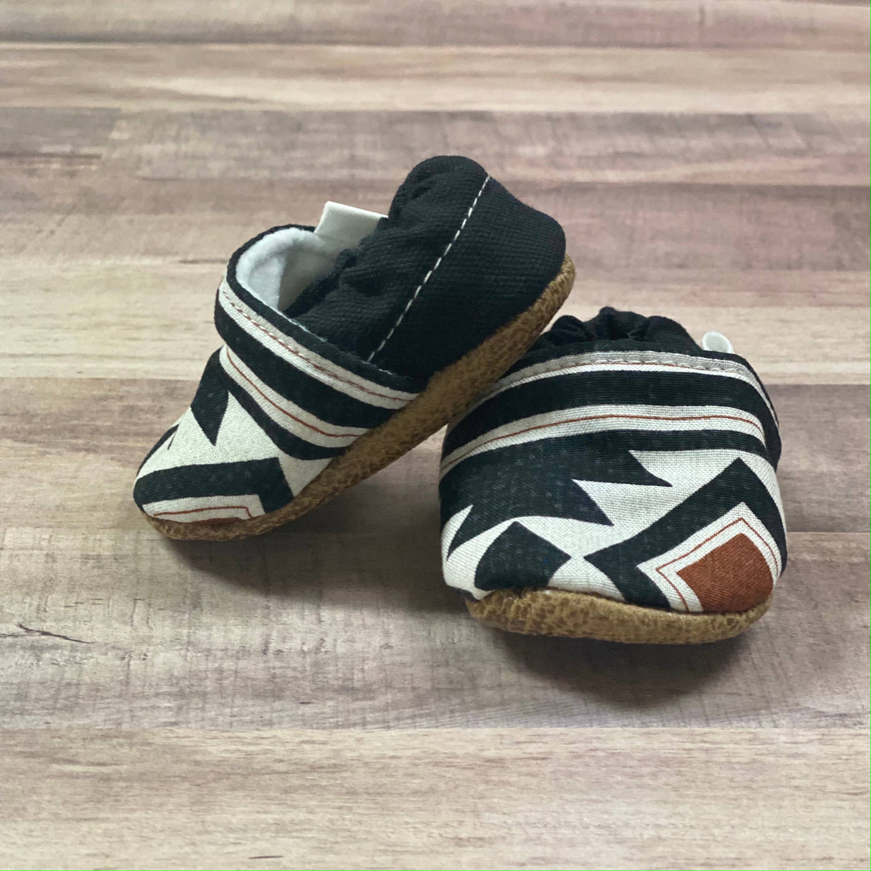 Trendy Baby Mocc Shop - Vente Mocassins – enfant - Mocassins tribaux orange et noir pour bébé2
