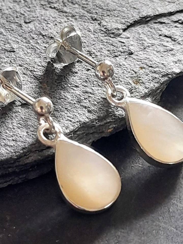 SE465B - MOP DROP STUD ER 15 X 8MM för wholesale av Bluelily925silver