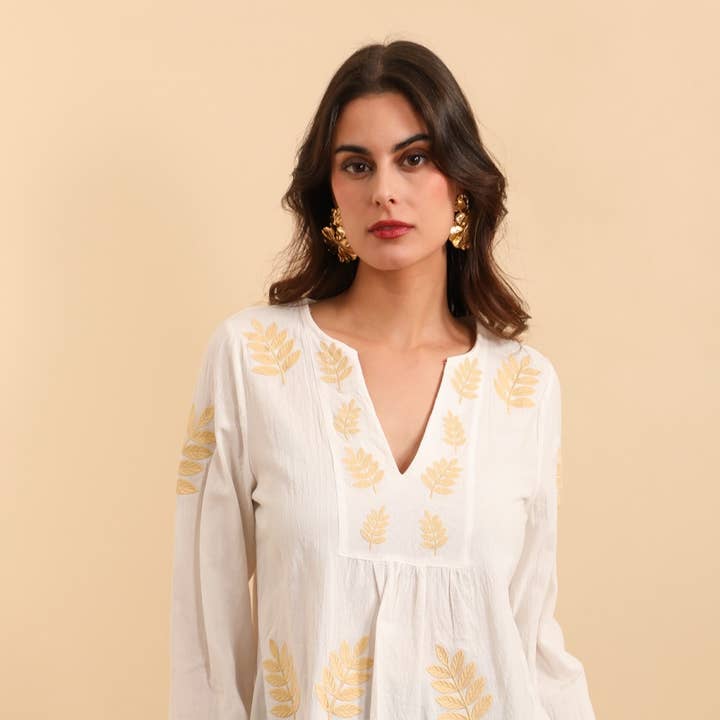 Blusa de manga larga con bordados de hojas L290 y otras tendencias de Resultados para blusas bordadas al por mayor. Devoluciones gratuitas y condiciones de pago a 60 días en Faire en Faire.