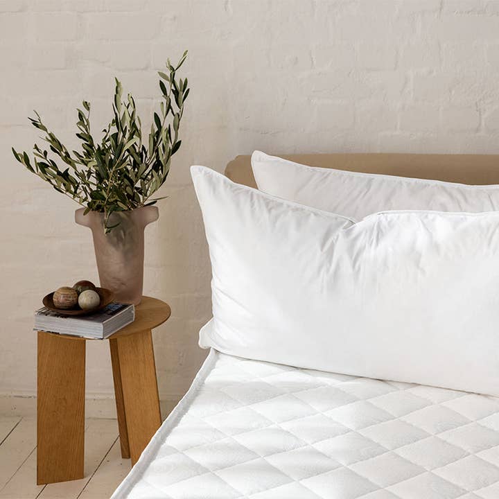 Richard Behr (UK) Ltd – wholesale Sängkläder kudde – Surrey Down Syntetisk Dun Surround Kingsize Kudde