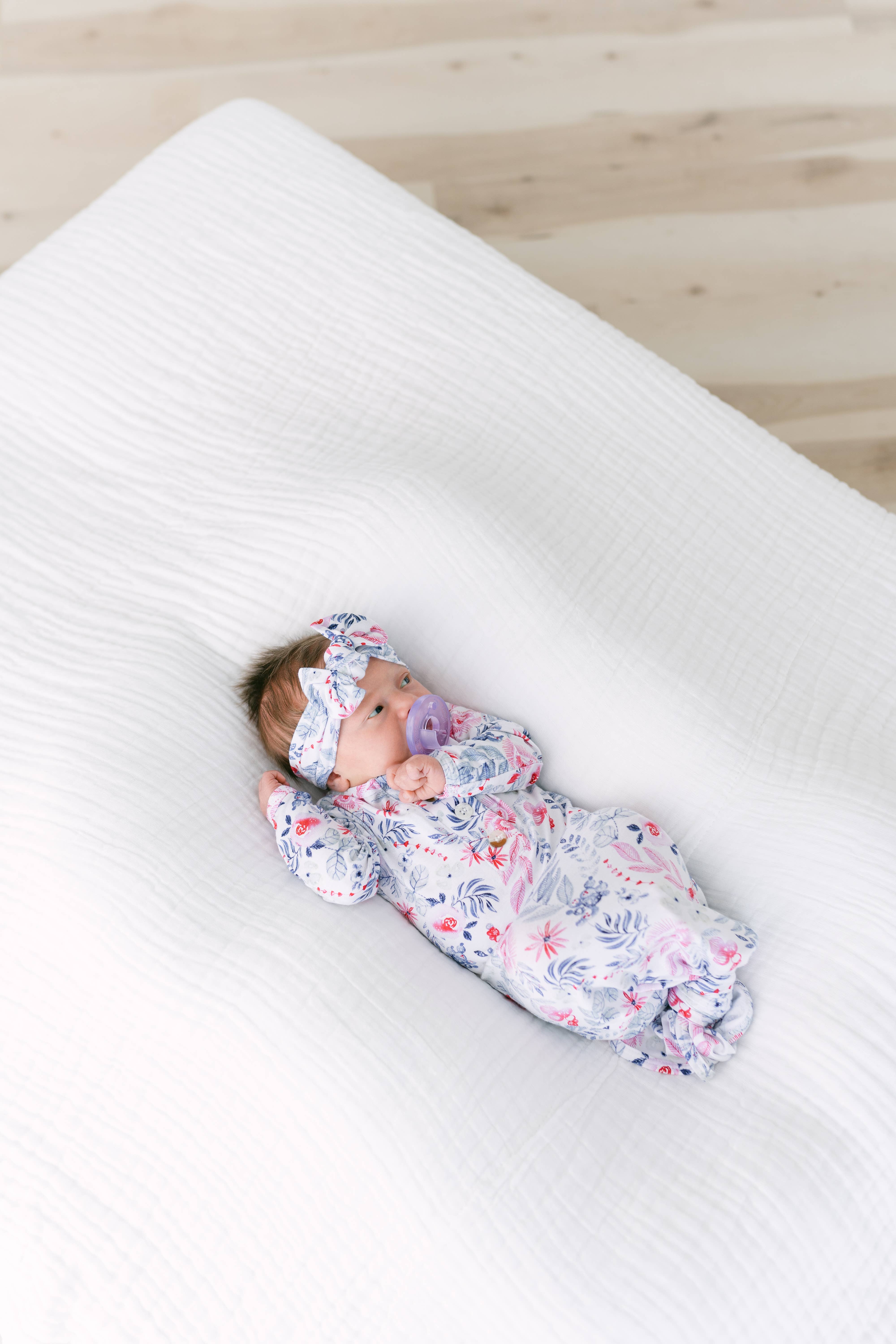 Stroller Society – wholesale Set med nattlinnen – baby – Knutet nyfödd sovdräkt med rosett och mössa - babykläder för flicka8