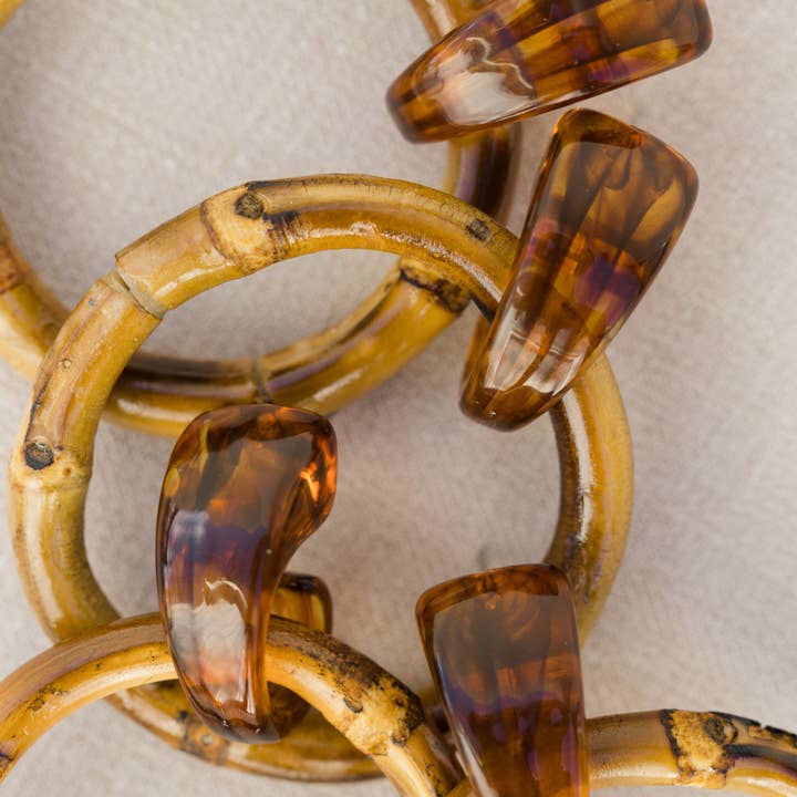 St Armands Designs of Sarasota - Wholesale Hangende/ronde oorbellen - Donkerbruine statement-oorbellen van bamboe4