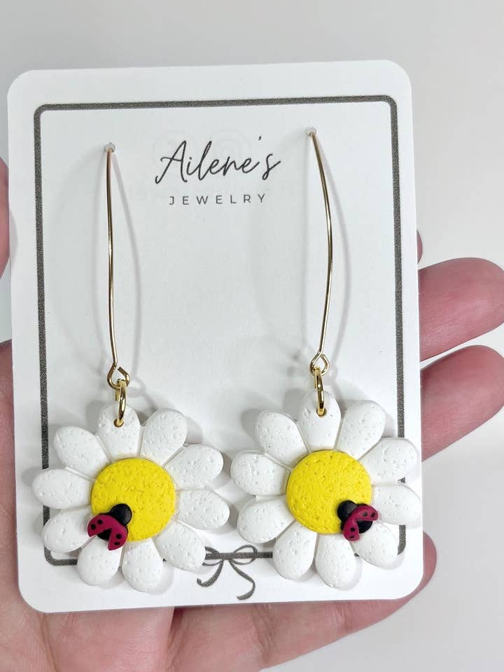 Gänseblümchen mit Marienkäfer für den Großhandel von Ailene’s Jewelry Bakery