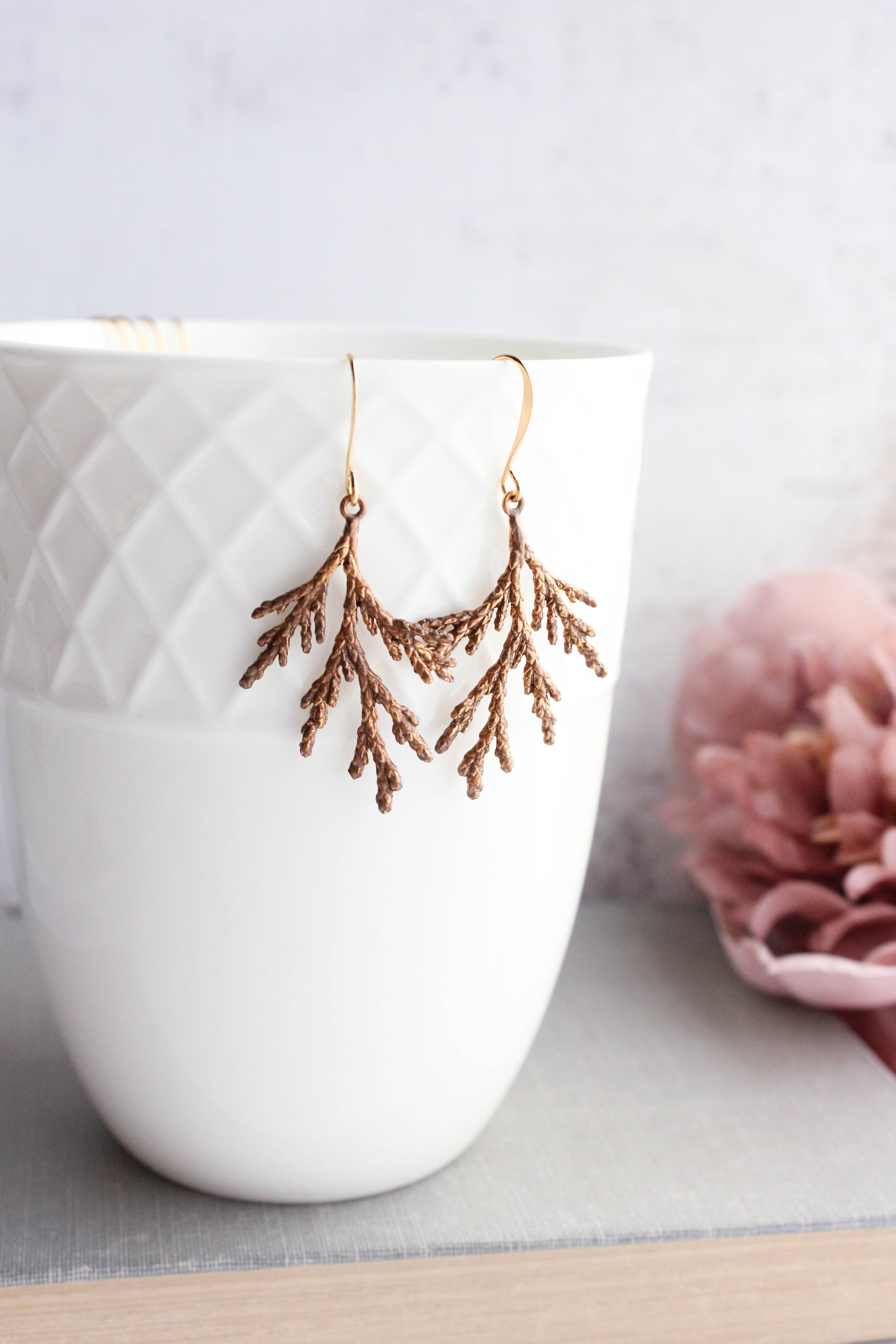 A Pocket of Posies - Vente Boucles d'oreilles pendantes - Boucles d'oreilles en forme de branche de cèdre (73