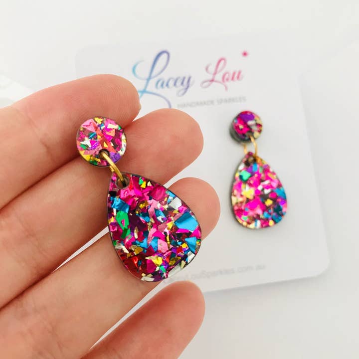 Petit pendentif en forme de larme - Boucles d'oreilles en acrylique à paillettes arc-en-ciel pour la vente par Lacey Lou Sparkles