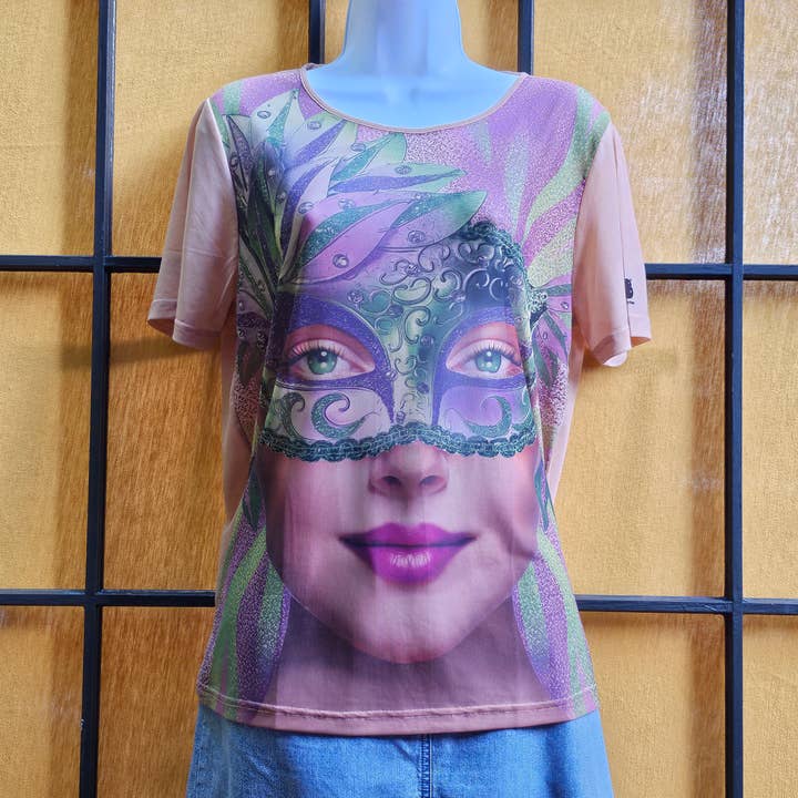 Wearable Art by BiB® Kortärmad skjorta ”Masquerade” för wholesale av Believe It's Bare ® "BiB"®