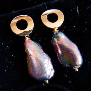 Cosmos Estrelado - Argolas de Pérolas Barrocas & Motivo Redondo Dourado por atacado de Pompon La Tulipe