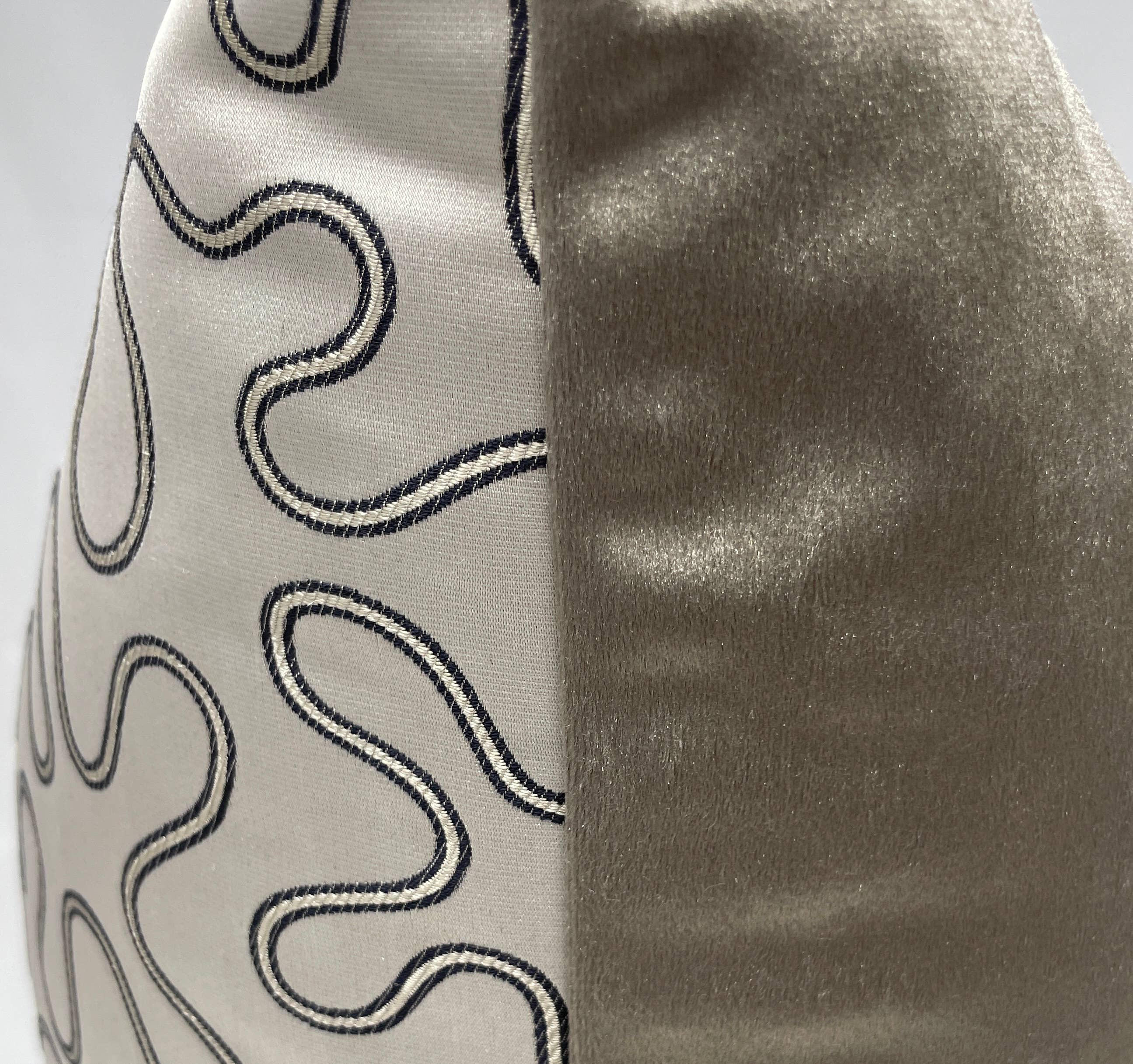 StyleUp – Capa de almofada decorativa por atacado – Fronha de tecido de cetim cinza Bradshaw Collection 24”3