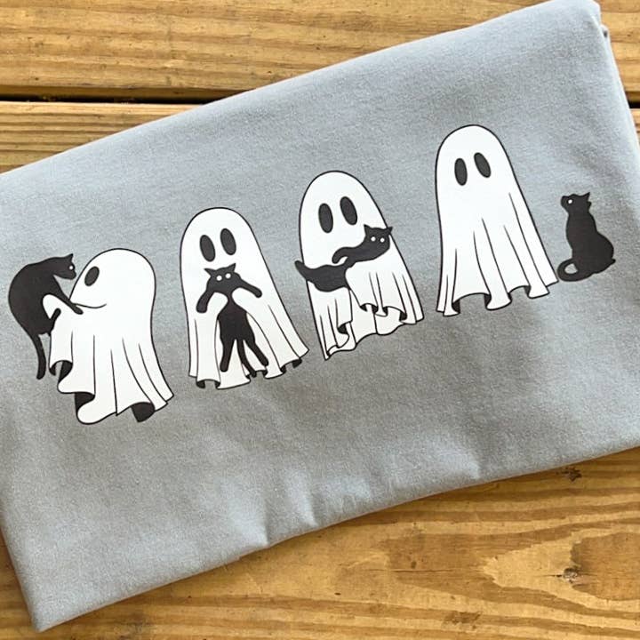 Fantômes avec Chats Noirs - Comfort Colors pour la vente par COTTON PRESS CO.
