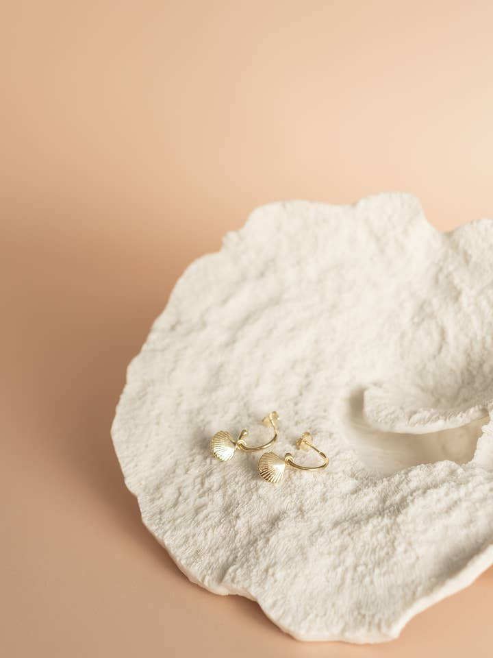 Boucle d'oreille créole à pendentif coquillage pour la vente par Lumi + Sol