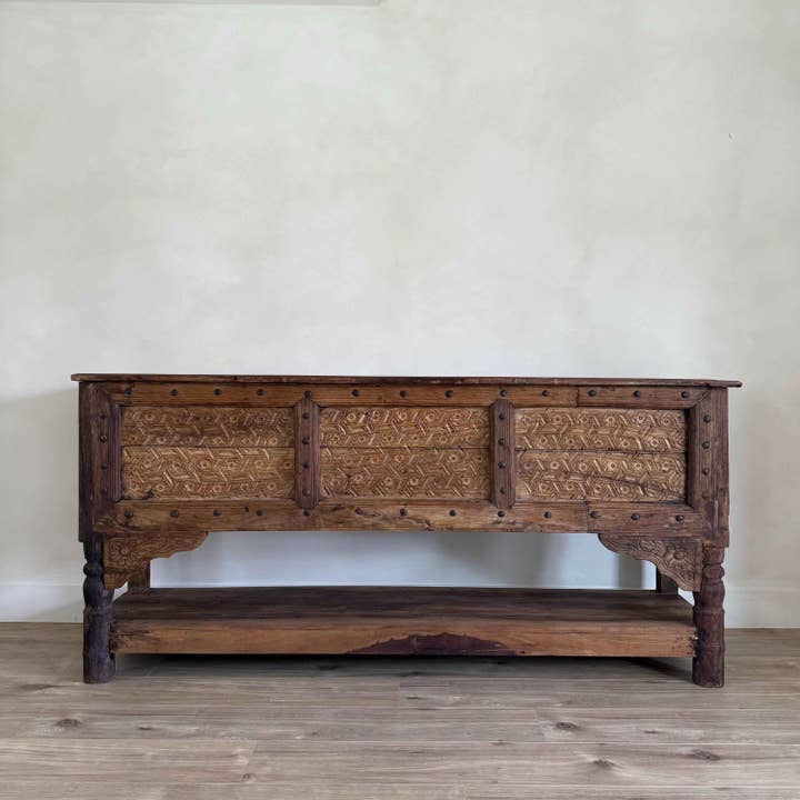 Console vintage en bois de teck sculpté à la main, console d'entrée en bois massif foncé, table de couloir rustique, buffet de ferme antique pour la vente par Project Kalaa