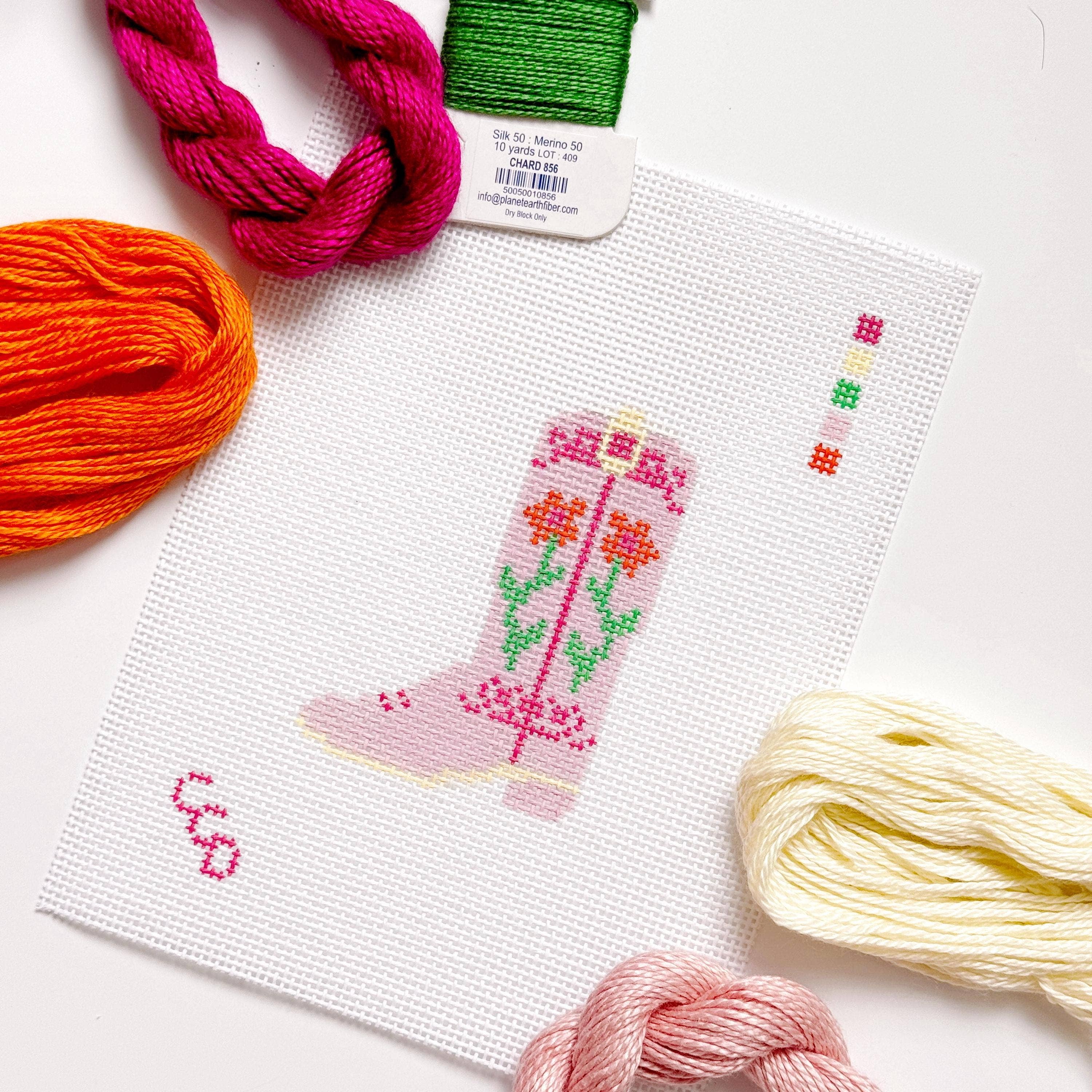 Cotswold Co Designs – Großhandel Kreuzstich-/Stickzubehör – Handbemalter rosa Cowboystiefel 3” Nadelspitze Leinwand 13 Mesh südliche Nadelspitze Leinwand Stiefel handbemalt5