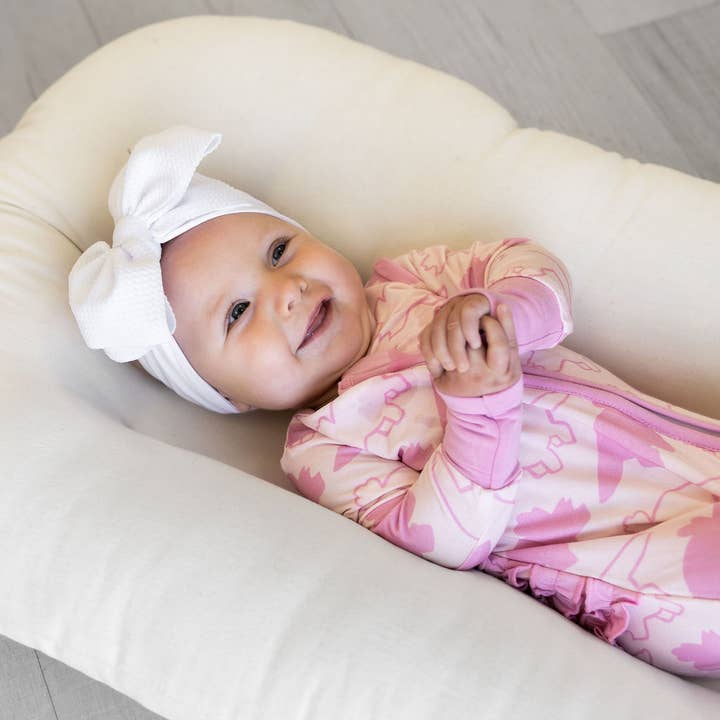 Ensemble de sommeil en bambou à imprimé dinosaure en rose pour la vente par Sweet Daisy Baby Clothing