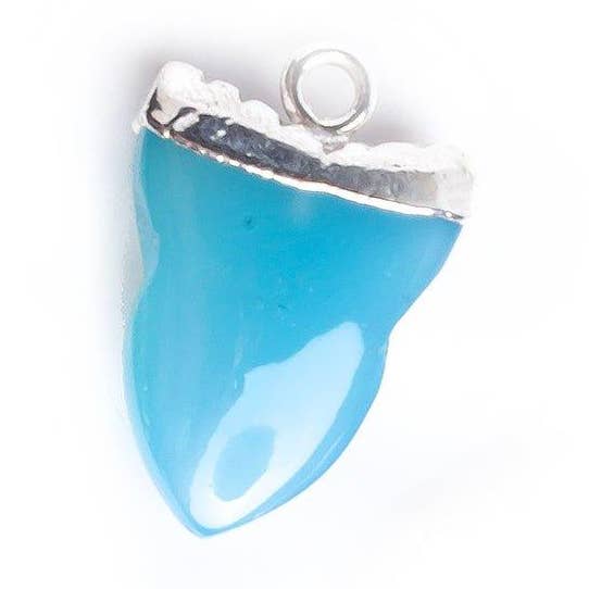 Colgante de diente de tiburón de calcedonia azul real con hojas de plata de 18 x 13 mm, 1 pieza para venta al por mayor de The Bead Traders