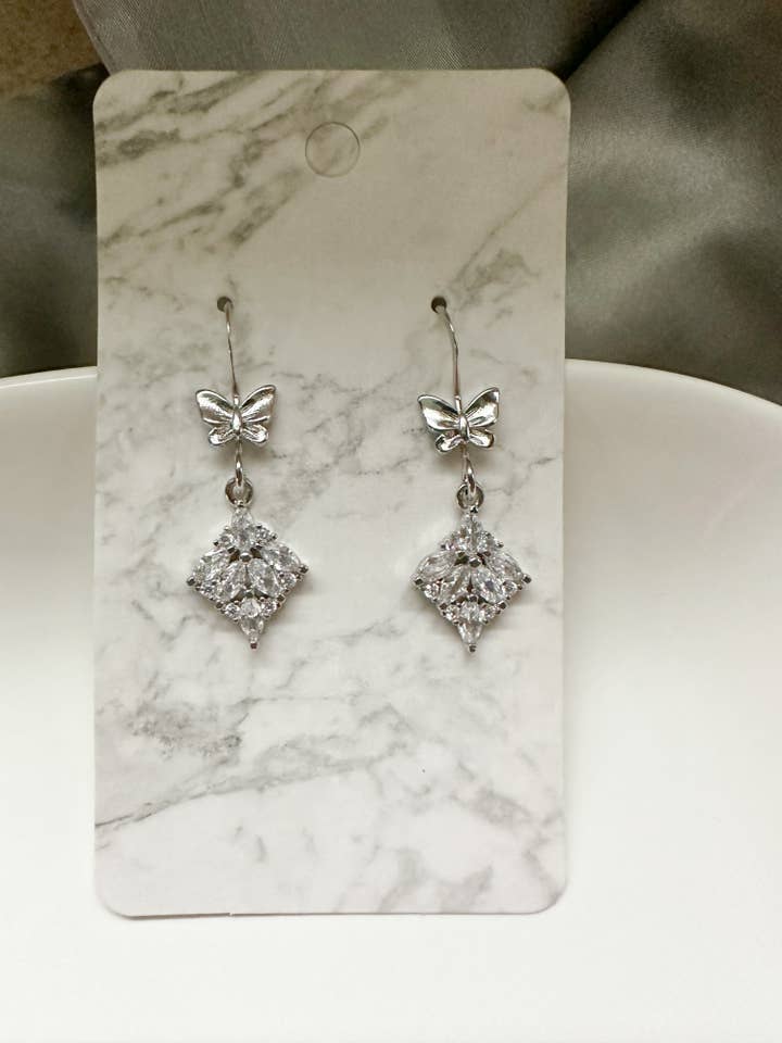 Ohrhänger in Schmetterlings-Form mit silbernem Zirkonia-Anhänger für den Großhandel von Lila Rose