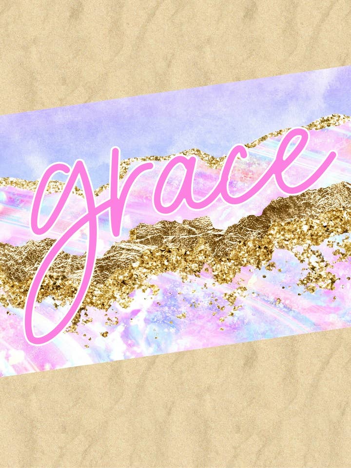 Telo da spiaggia personalizzato color pastello e oro per la vendita all'ingrosso da parte di Monogram Junkie