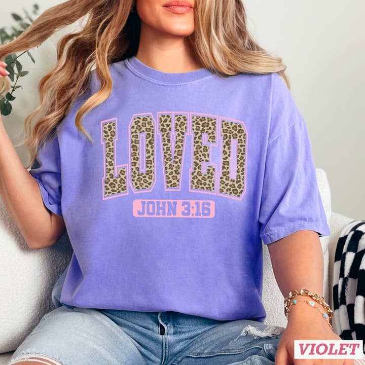 Shoppe SHC - Venta al por mayor Camiseta serigrafiada - Mujer - Camiseta de San Valentín Amada por Leopardo | Comfort Colors7