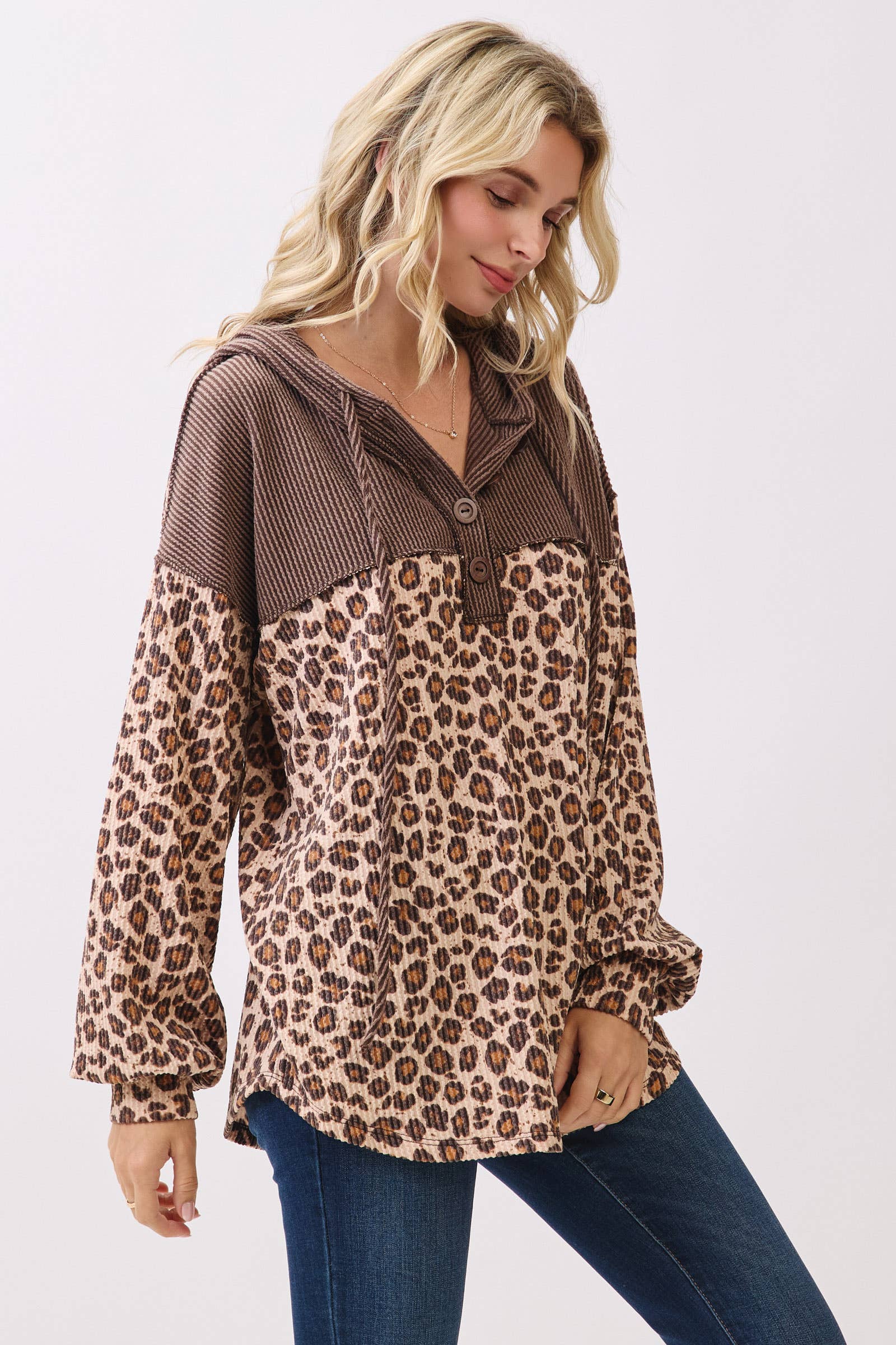 7th Ray – wholesale Hoodie - Dam – Leopardmönstrad huvtröja med knappar framtill och dragsko T61182
