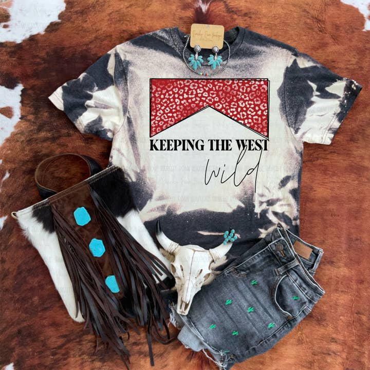 T-shirt graphique blanchi "Keeping the West Wild" pour la vente par Ranchy Roan Boutique