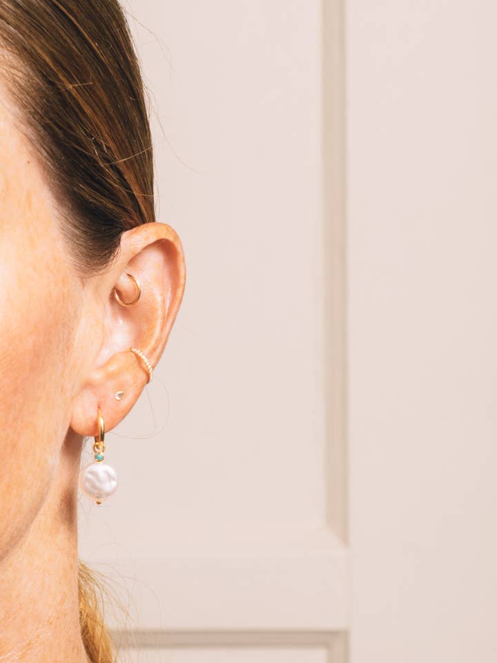 Oriana Pearl und Turquoise Huggies | 18 Karat Gold über .925 Silber für den Großhandel von Janna Conner