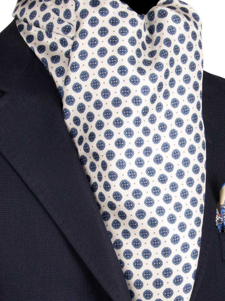 Schal aus einem weißen Seidenblatt mit blauem, bläulichem, himmelblauem Muster SF7 für den Großhandel von Graffeo Cravatte