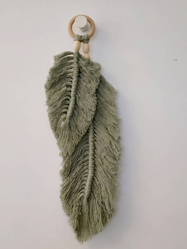 Colgante de Pared de Plumas de Macramé – 2 Hojas en Aro de Madera para venta al por mayor de Bea'slittlestore
