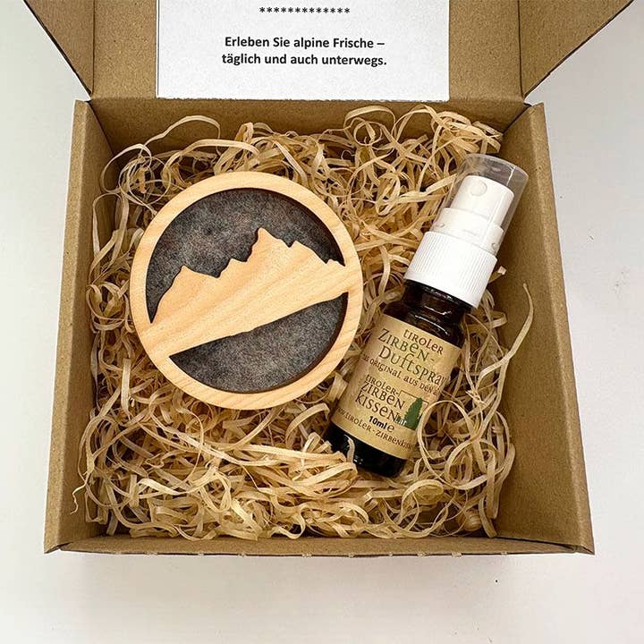 Profumo per auto in cirmolo "mezza montagna" incl. 10 ml di spray profumato al cirmolo per la vendita all'ingrosso da parte di Tiroler Zirbenkissen / Christoph Wildauer